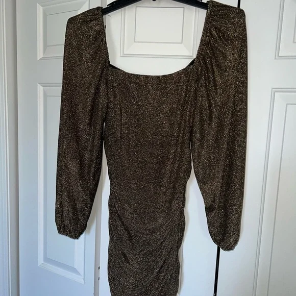 Longsleeve gold sparkly dress with cutout - Picture 3 of 5
